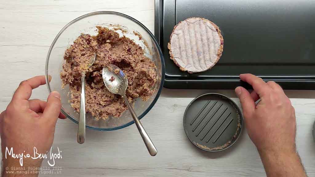 comprimere burger di fagioli nella pressa