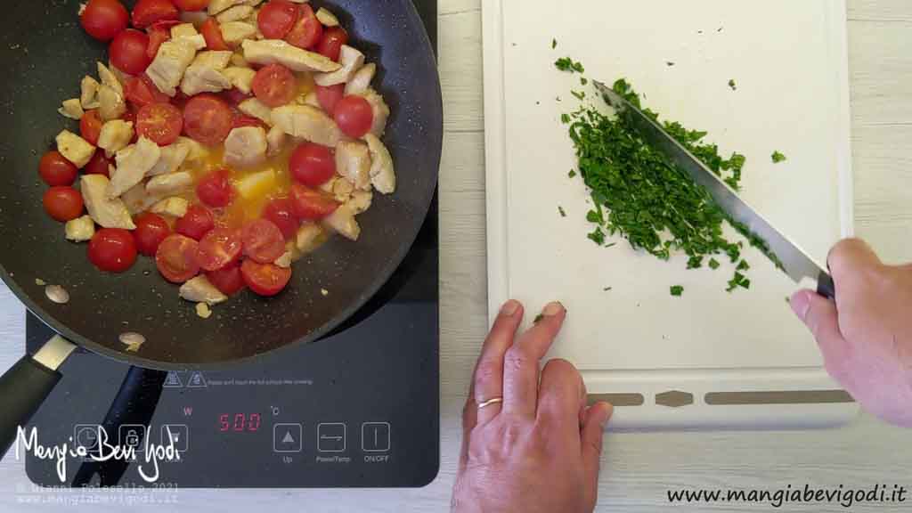 Preparazione sugo con pesce San Pietro