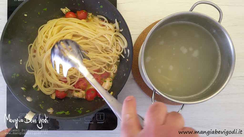 Spadellare pasta con sugo di pesce San Pietro