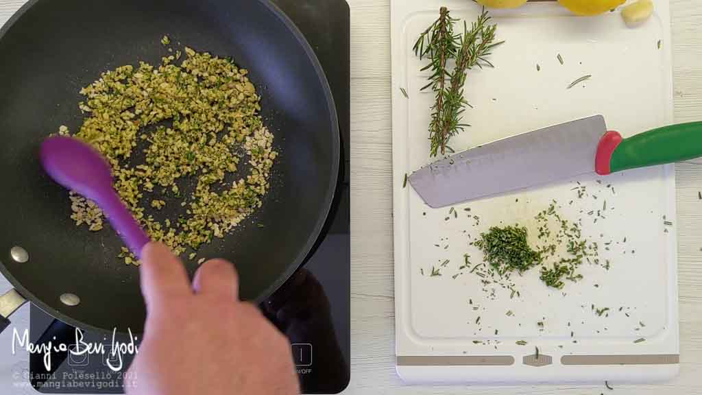 tostare i fiocchi di pane e il rosmarino