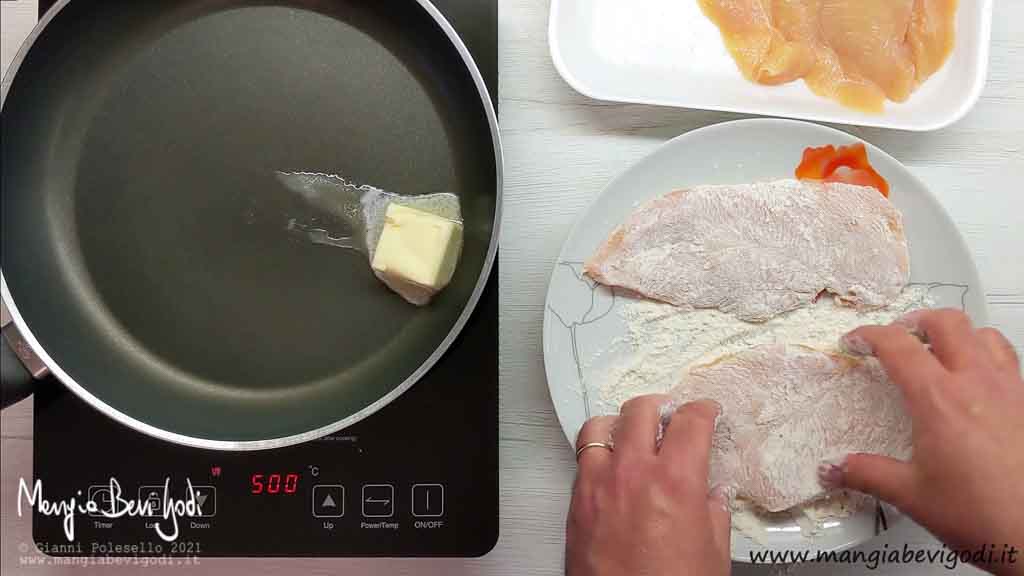 infarinare il petto di pollo