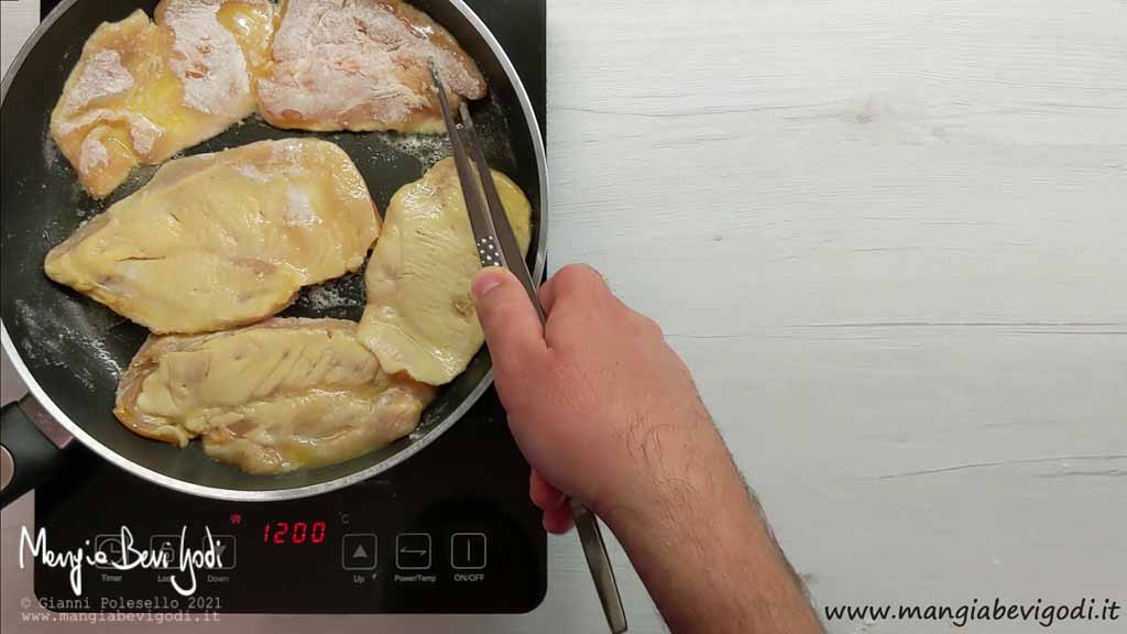 rosolare le fettine di petto di pollo