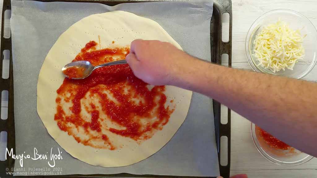 Stendere la polpa di pomodoro