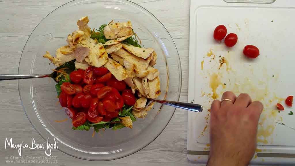 Preparazione insalata di pollo estiva