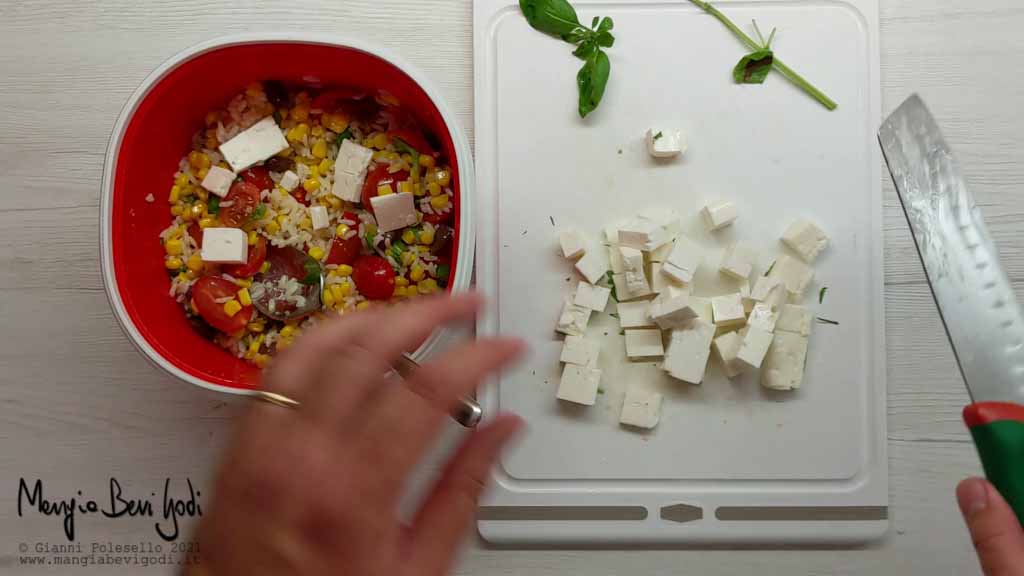 preparazione insalata di riso mediterranea