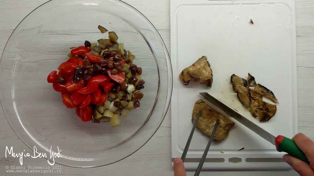 Mescolare gli ingredienti e tagliare le melanzane