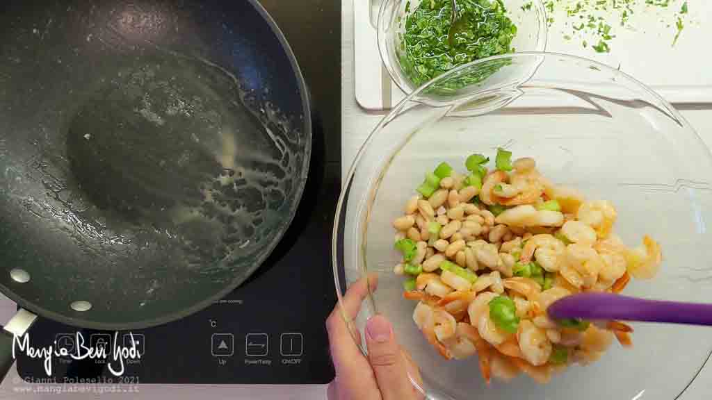 Mescolare insalata di gamberi, fagioli, sedano e arachidi