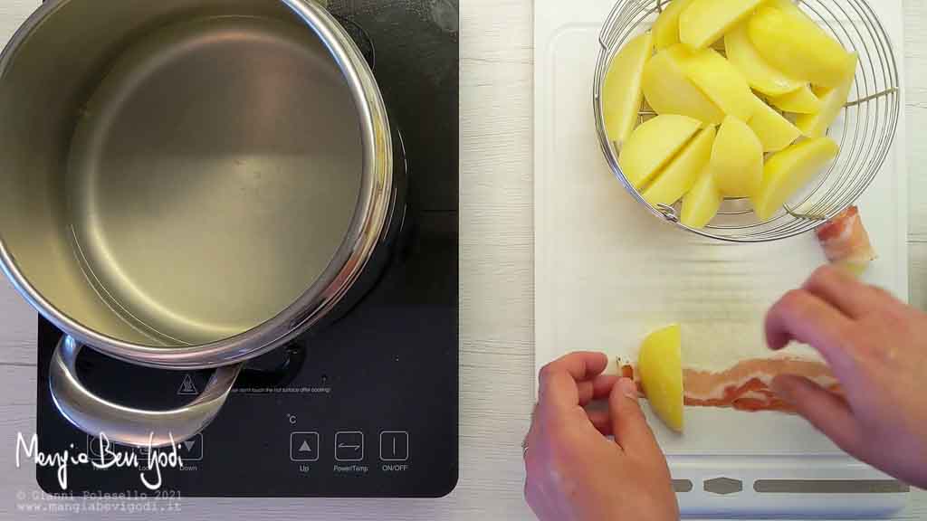 Avvolgere le patate con la pancetta