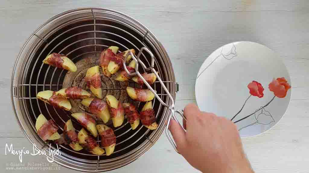 Cottura involtini di patate e pancetta alla griglia