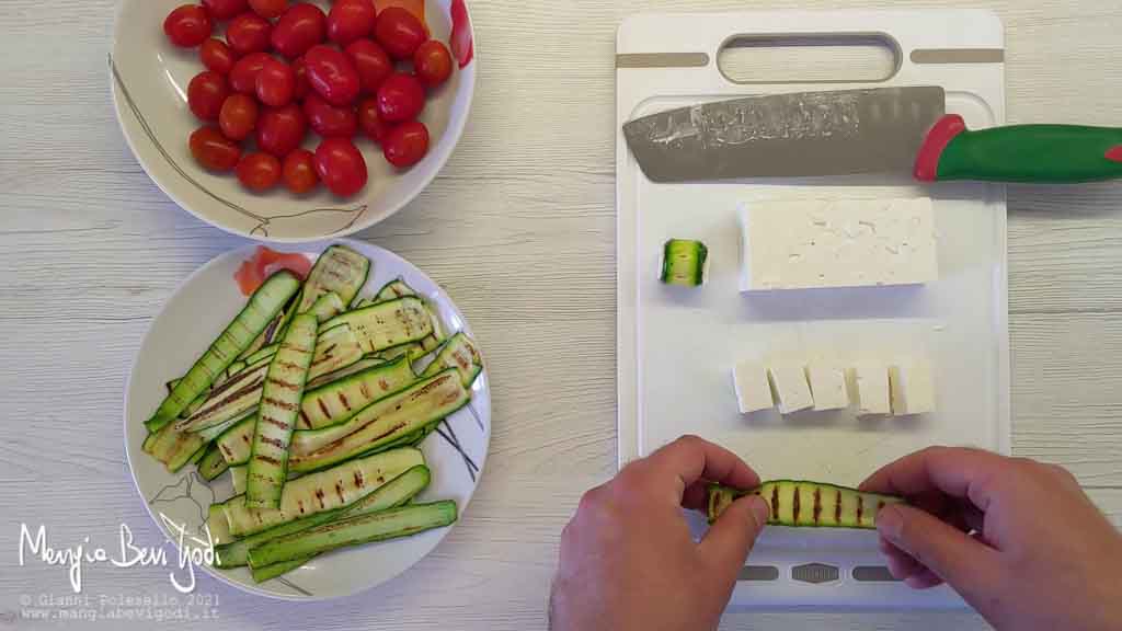 avvolgere la feta con le zucchine