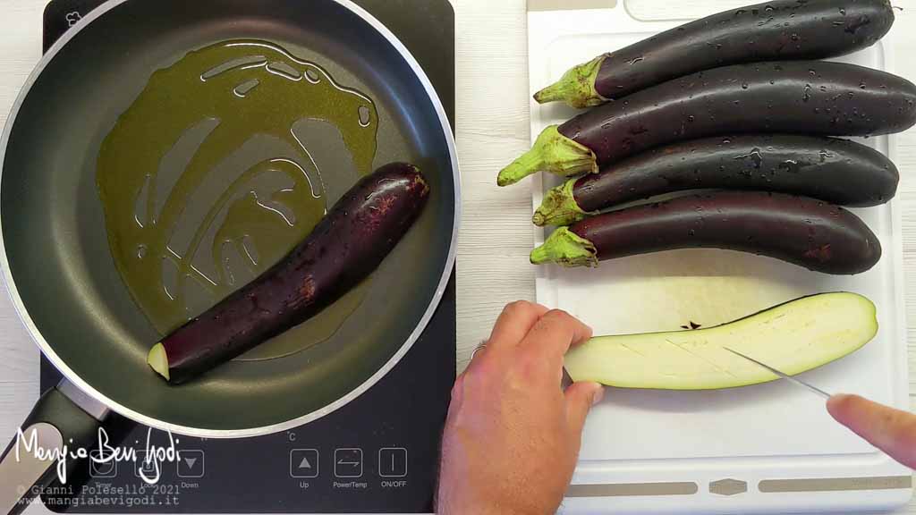 Tagliare e cuocere le melanzane in padella