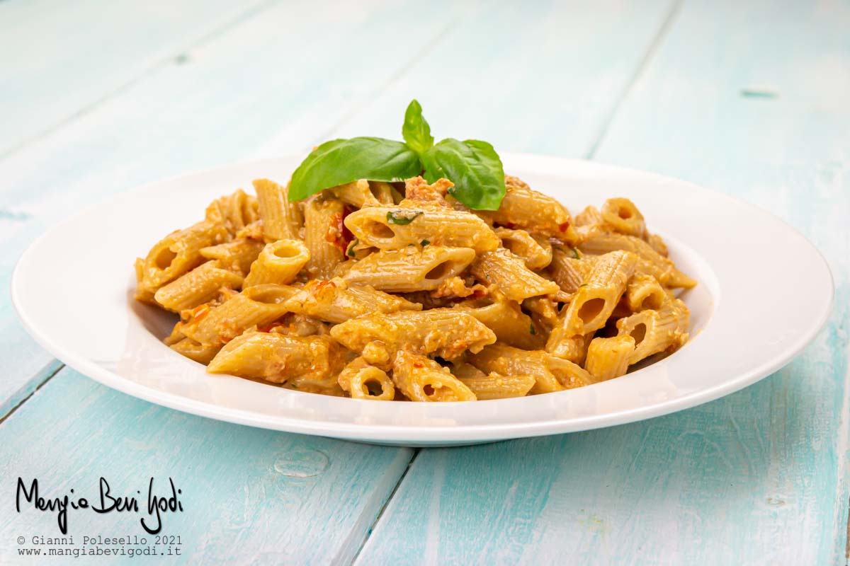 Pasta al pesto di pomodori secchi e noci