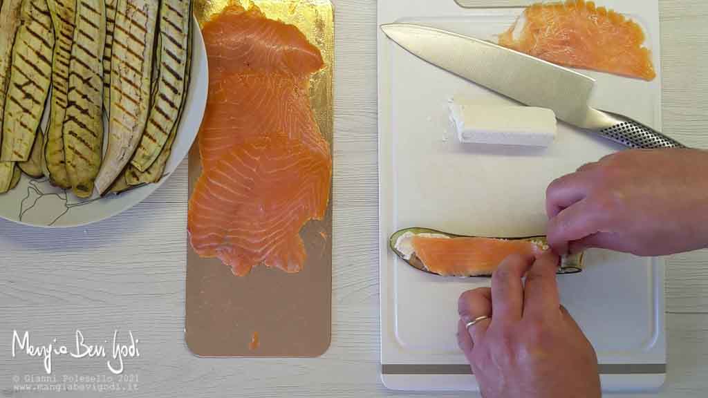 Preparazione involtini di melanzane e salmone