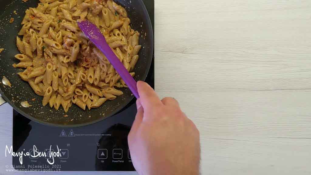 spadellare la pasta al pesto di pomodori secchi