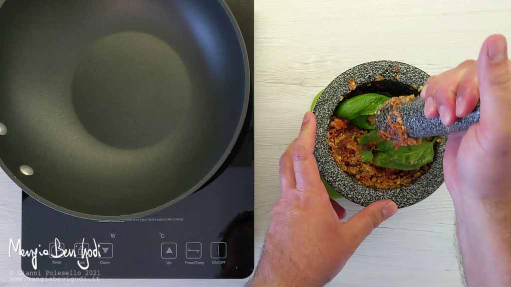 preparazione pasta al pesto di pomodori secchi e noci