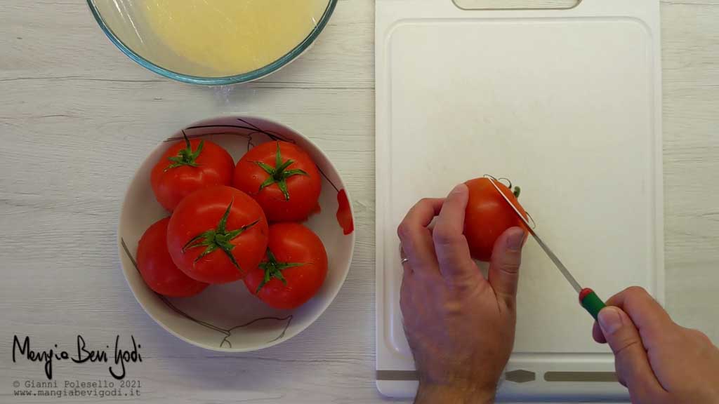 tagliare i pomodori