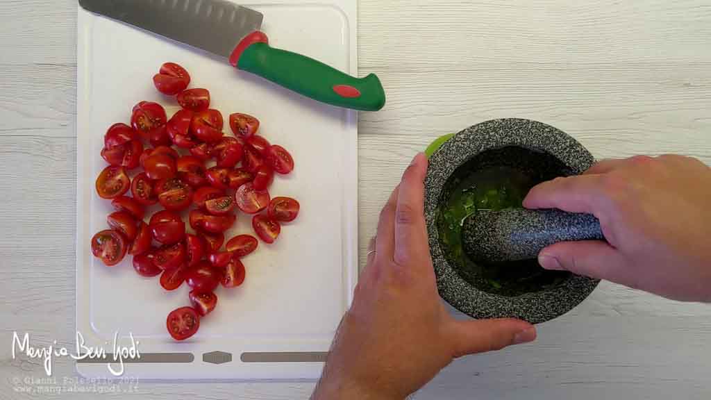 preparazione olio aromatizzato al basilico nel mortaio