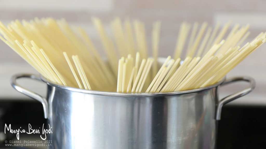 cottura spaghetti in acqua bollente