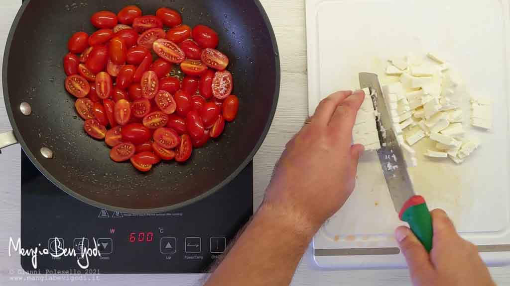 Cuocere gli spaghetti e tagliare la feta