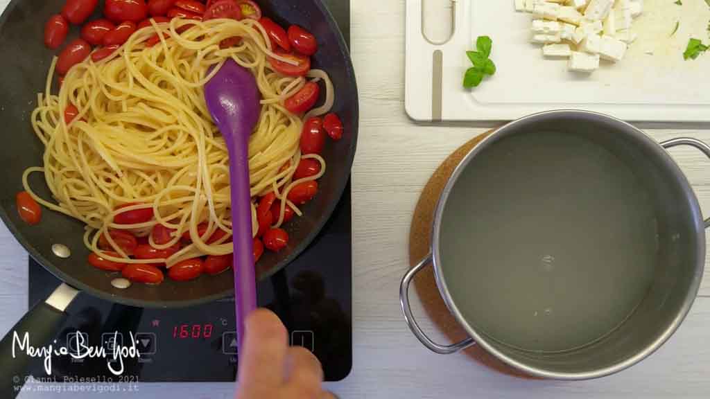 risottare gli spaghetti con il sugo di pomodorini