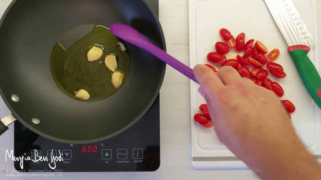 soffriggere aglio in padella