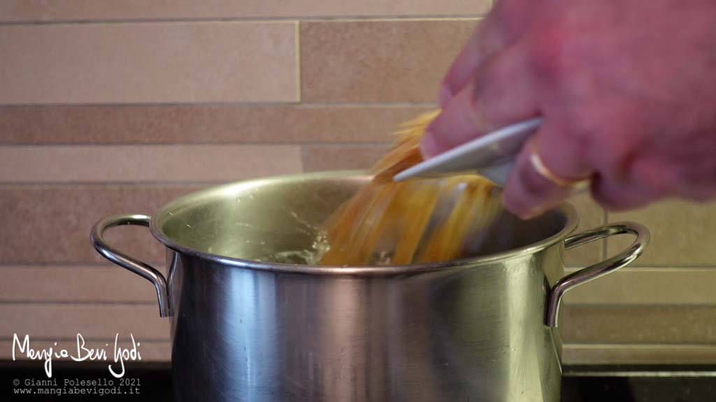 Cottura pasta in acqua bollente