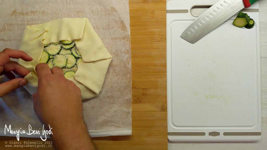 Aggiungere parmigiano e ripiegare i bordi della torta