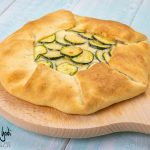 Torta salata con zucchine, prosciutto e formaggio