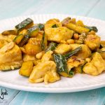 Petto di pollo all'orientale con zucchine e arachidi