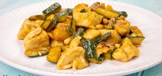 Petto di pollo all'orientale con zucchine e arachidi