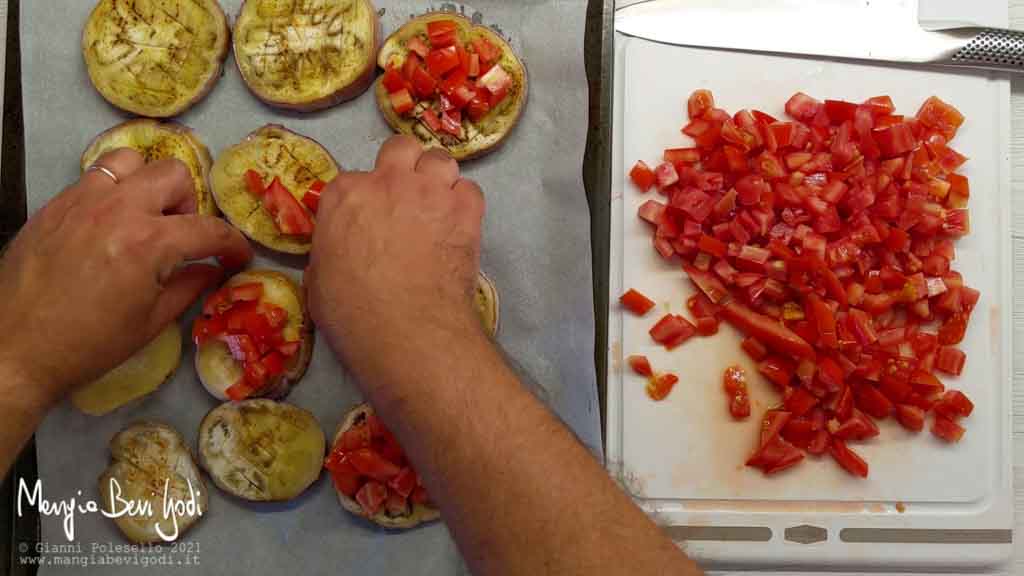 Preparazione bruschette di melanzane