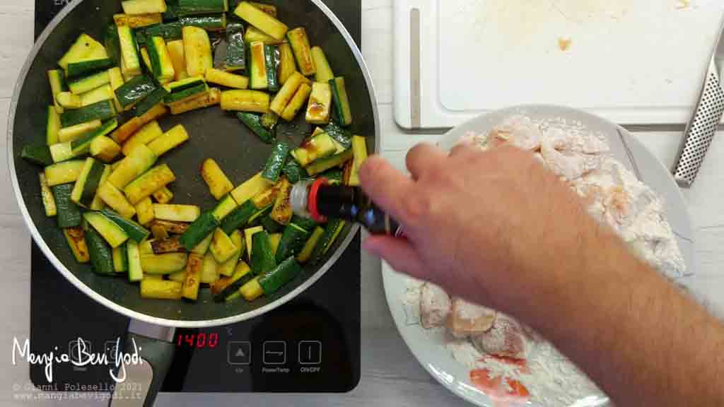 aggiungere salsa di soia alle zucchine in padella