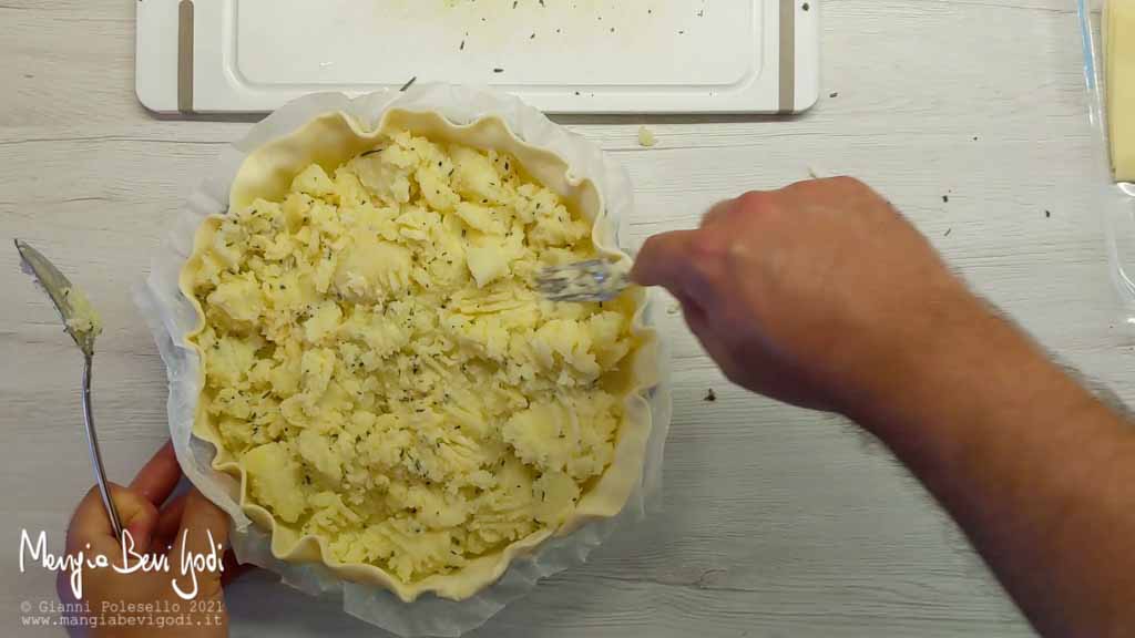 Farcire la torta salata con patate e rosmarino