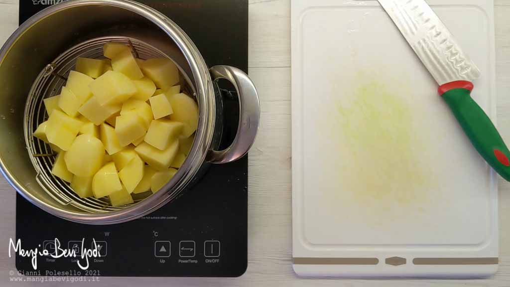Cuocere le patate a vapore nella pentola a pressione