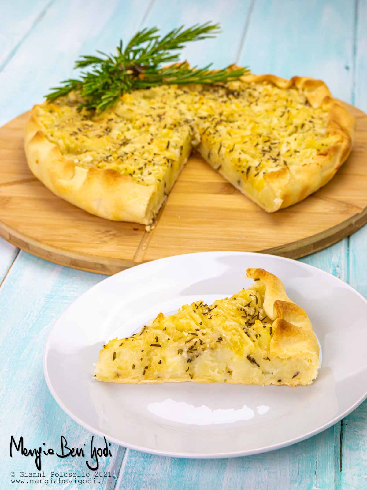 torta salata con patate e rosmarino