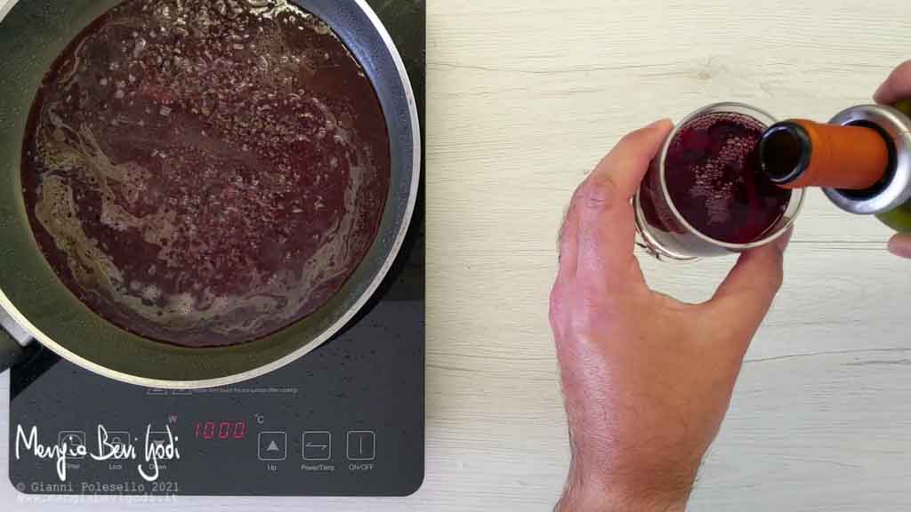 deglassare il fondo di cottura con il vino rosso