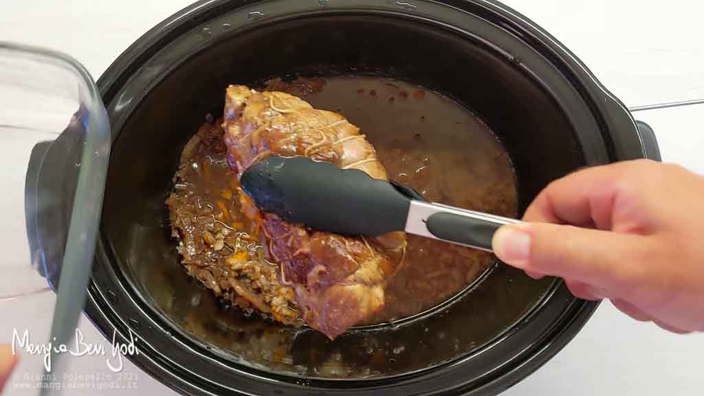 rimuovere la carne dalla slow cooker