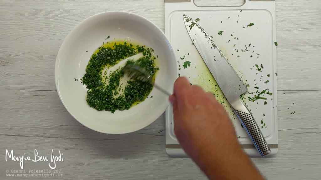 condimento peperoni con olio, aglio e prezzemolo