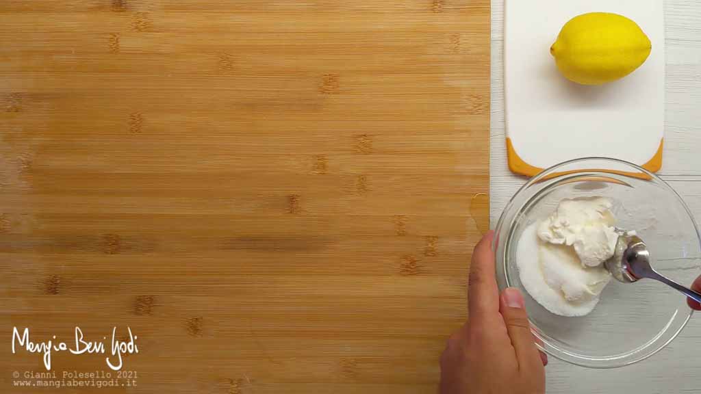 Preparare crema con formaggio spalmabile, zucchero e limone