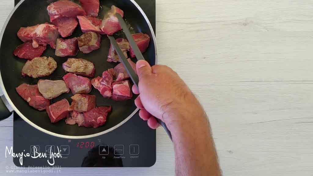 Rosolare la carne