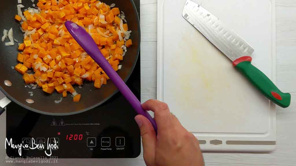 aggiungere la zucca a cubetti al soffritto