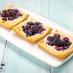 quadrati di pasta sfoglia con frutti di bosco