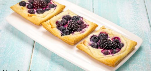 quadrati di pasta sfoglia con frutti di bosco