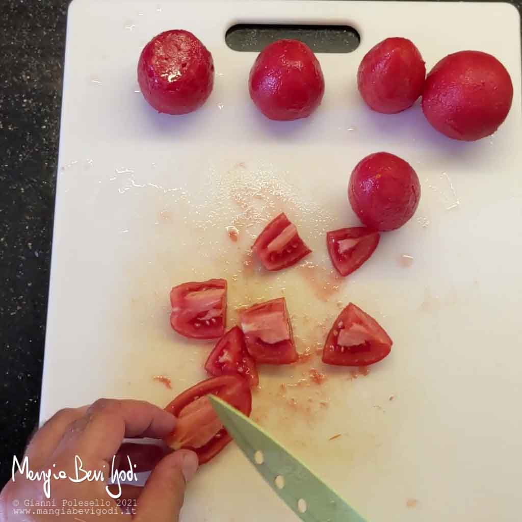 Tagliare i pomodori