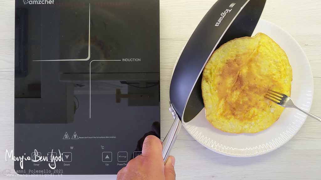 trasferire la frittata nel piatto