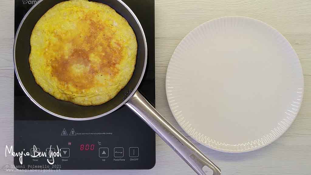 Cottura frittata dall'altro lato