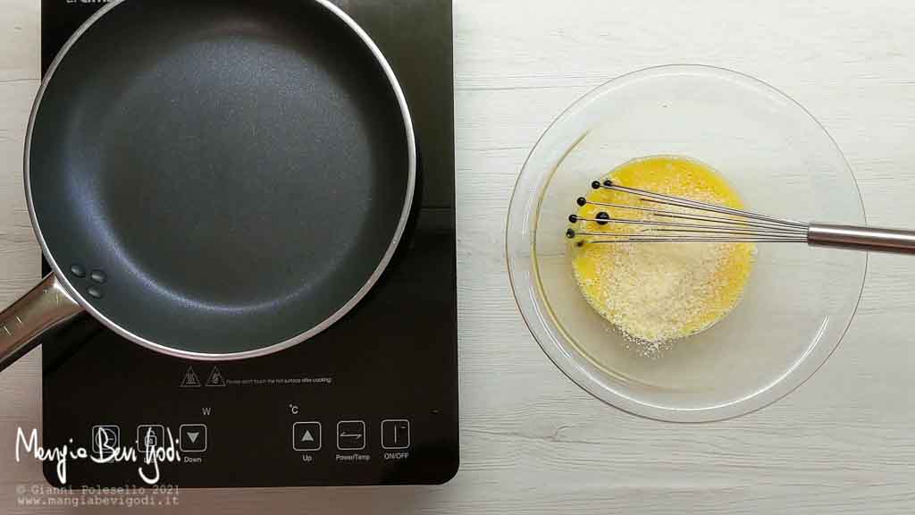 Sbattere le uova e il parmigiano in una ciotola