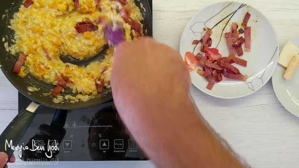 mantecare il risotto con il taleggio e aggiungere lo speck