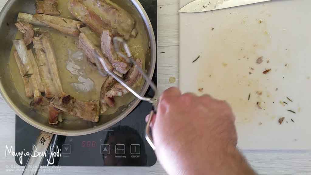 unire le costine in padella al fondo di cottura