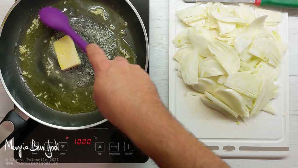 Soffriggere aglio con burro e olio